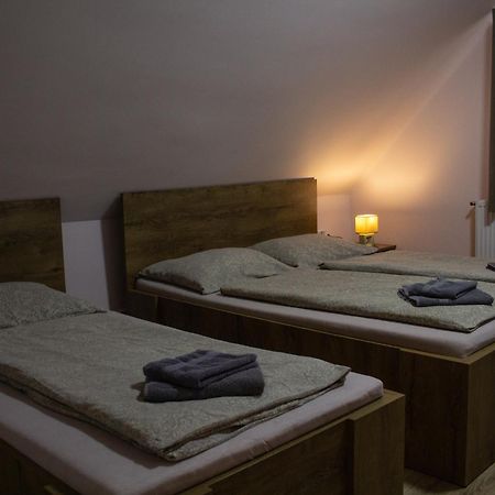 Fitt Maganszallashely Sásd Extérieur photo