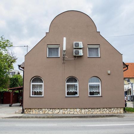 Fitt Maganszallashely Sásd Extérieur photo