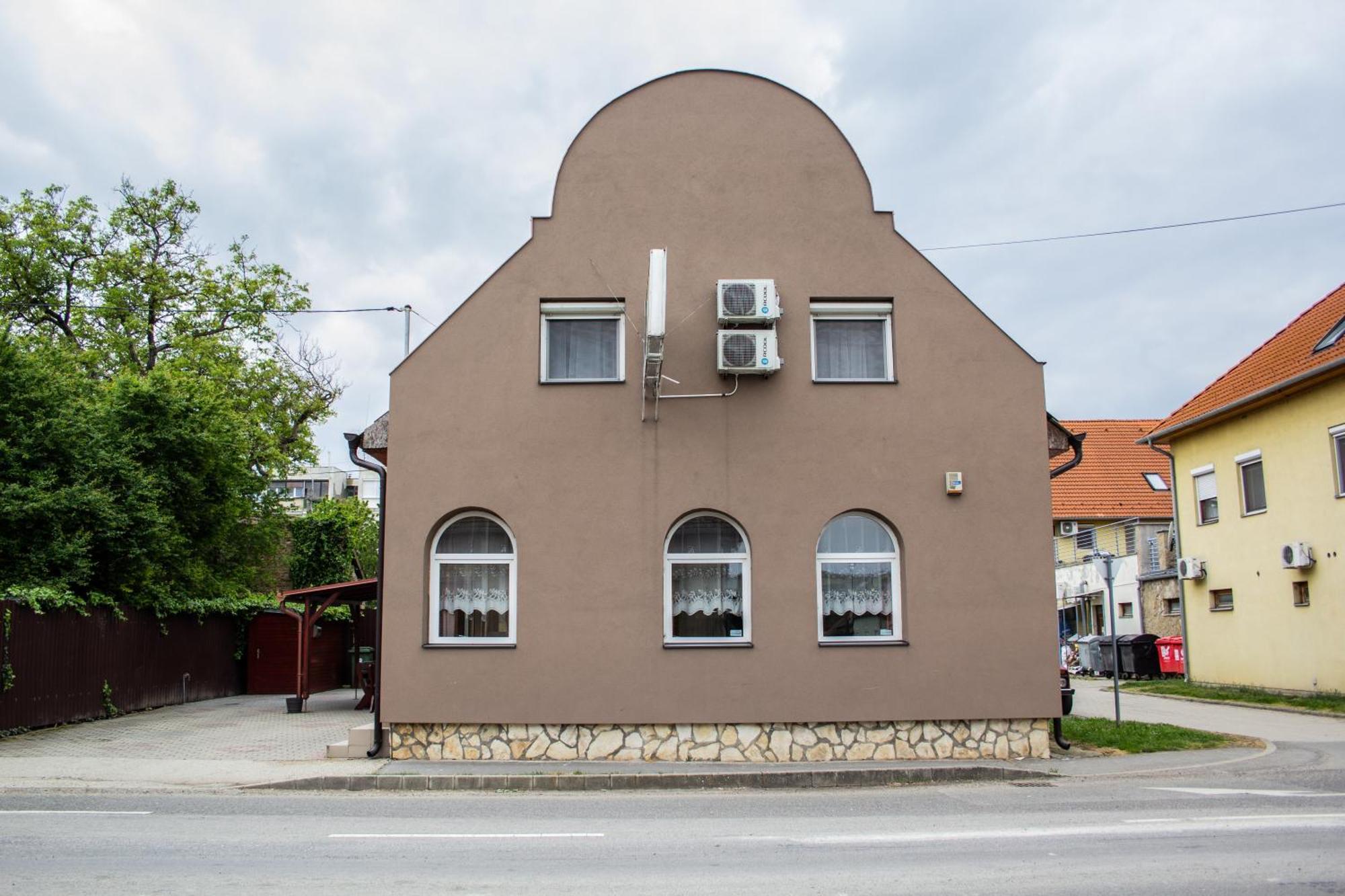 Fitt Maganszallashely Sásd Extérieur photo