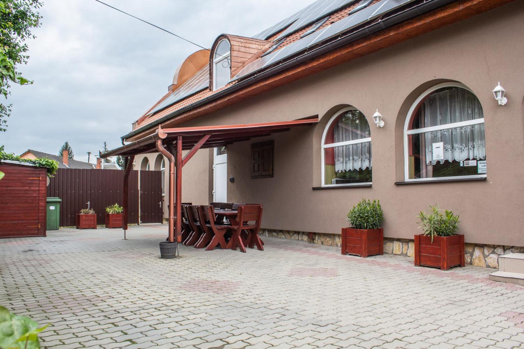 Fitt Maganszallashely Sásd Extérieur photo