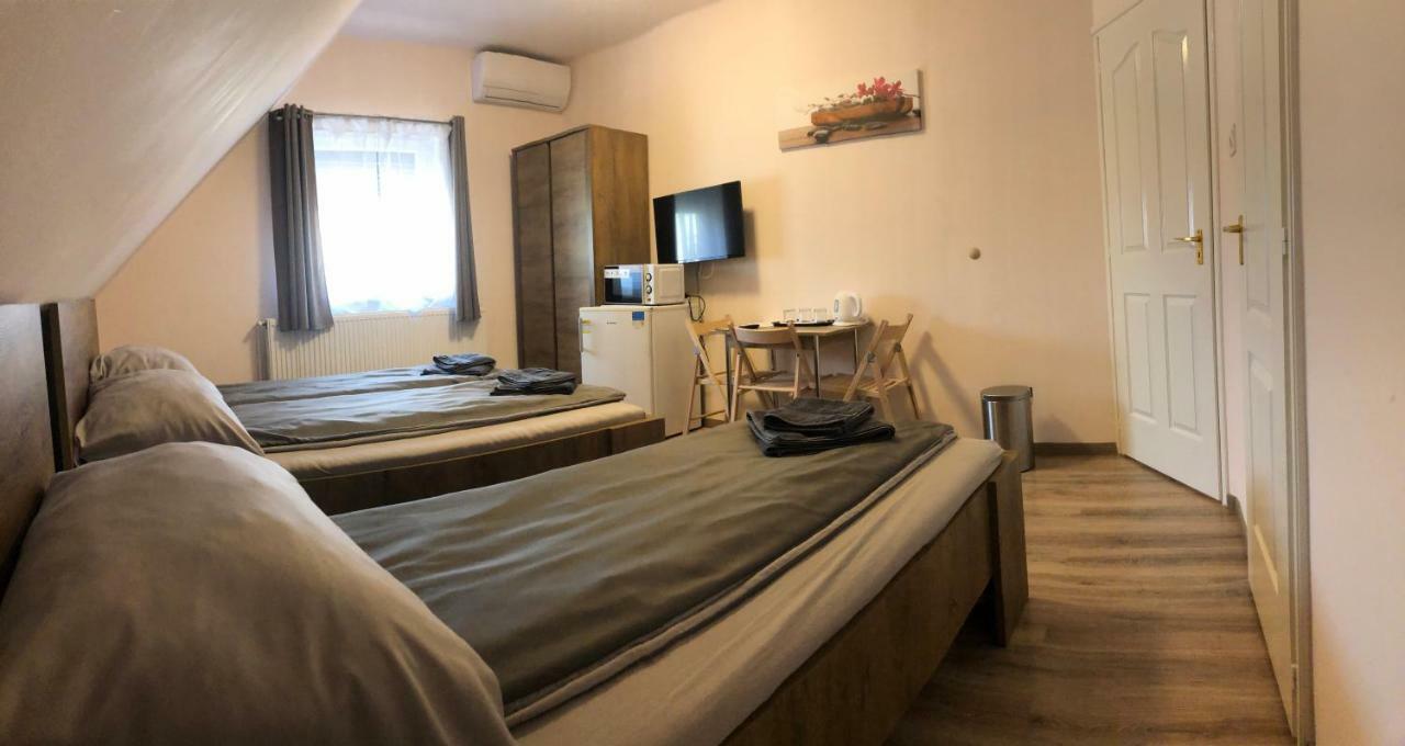 Fitt Maganszallashely Sásd Extérieur photo